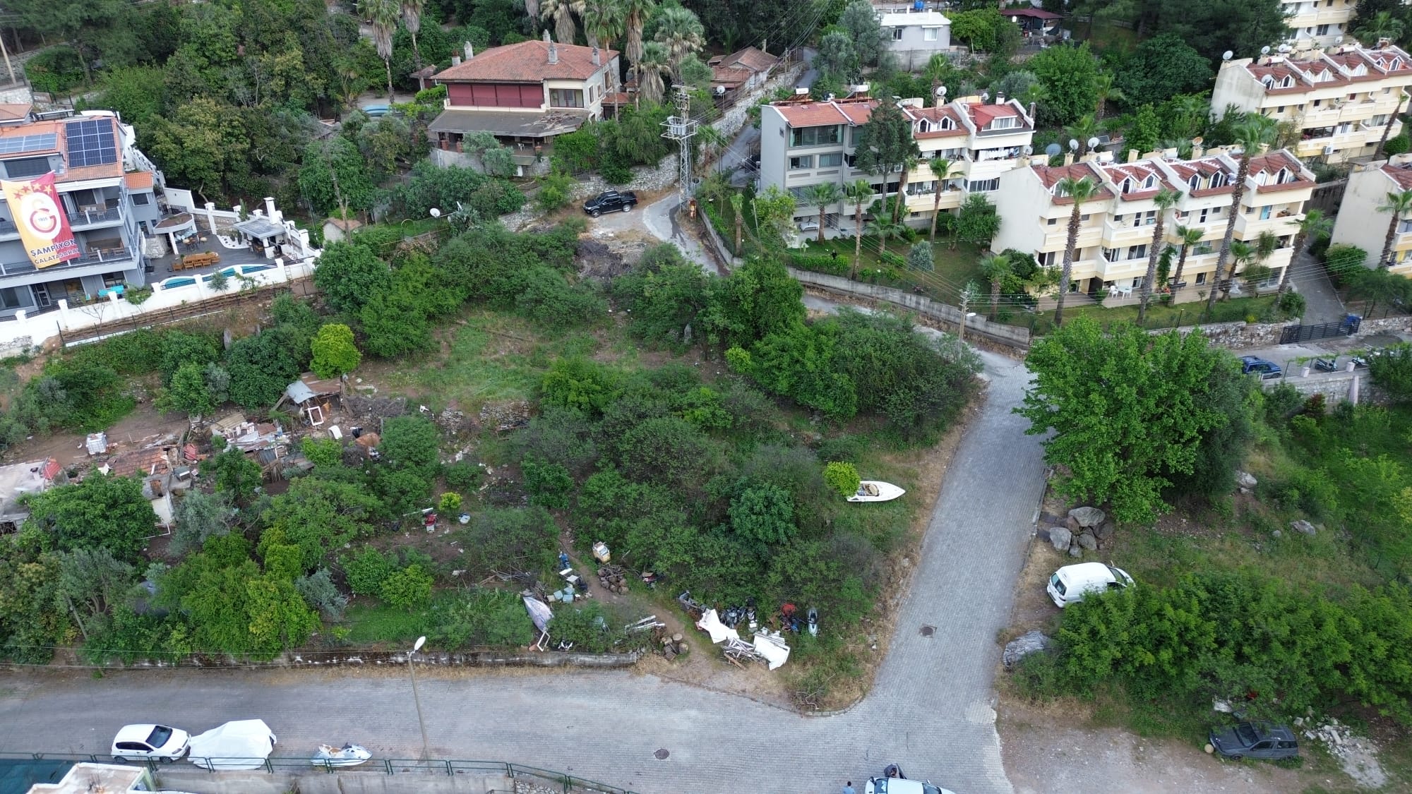 MABELDEN MARMARİSİN ENDEĞERLİ BÖLGELERİNDEN VİLLA BÖLGESİ ARMUTALANDA SATILIK  750M2 İMARLI ARSA